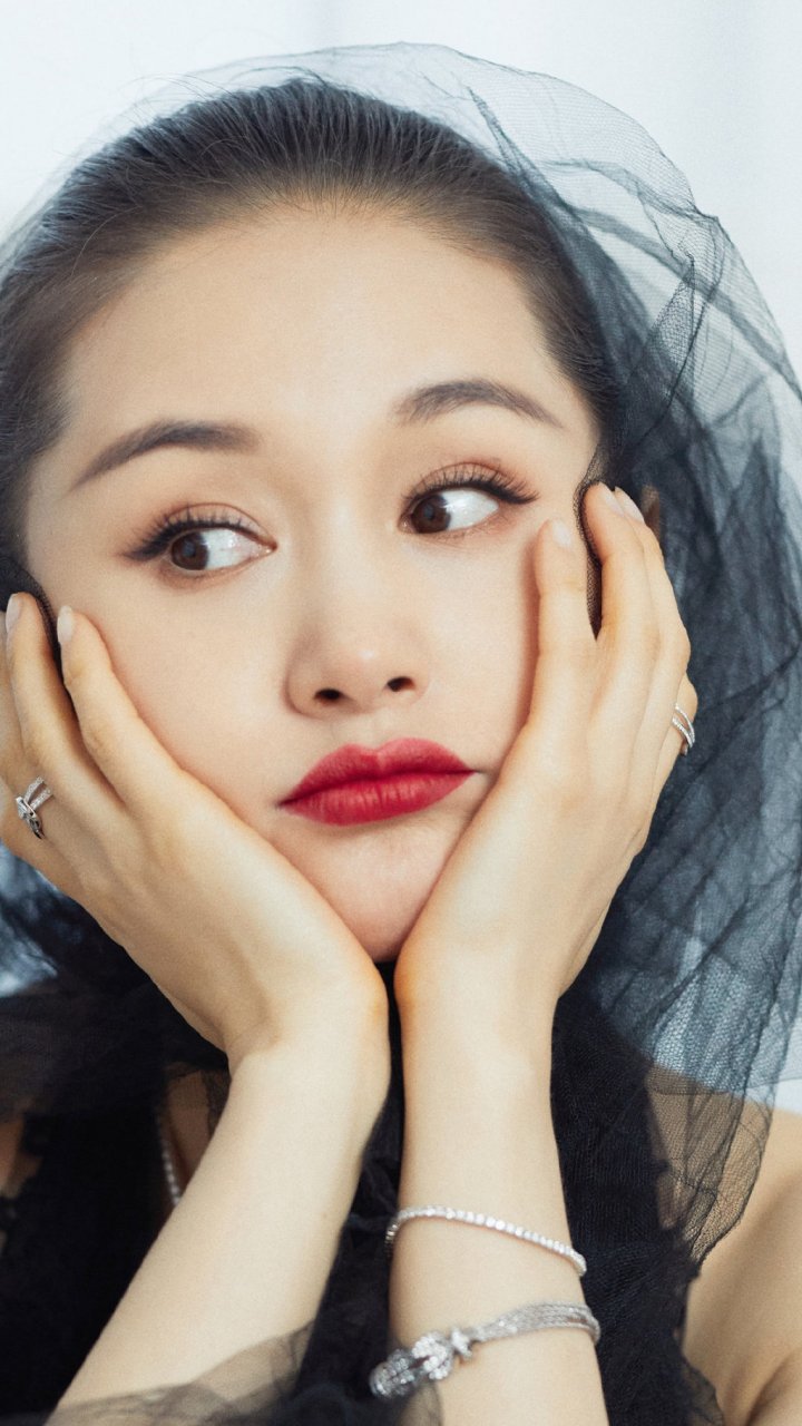 王子文雾面黑纱裙性感深v露香肩时尚杂志写真