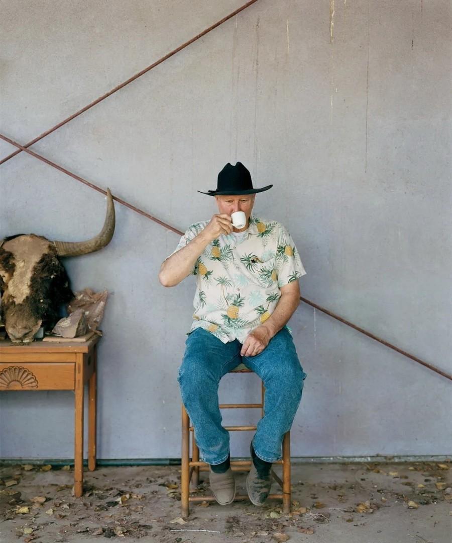 瑙曼,这位在20世纪60年代末崭露头角的艺术家,当时还不足30岁,就开始