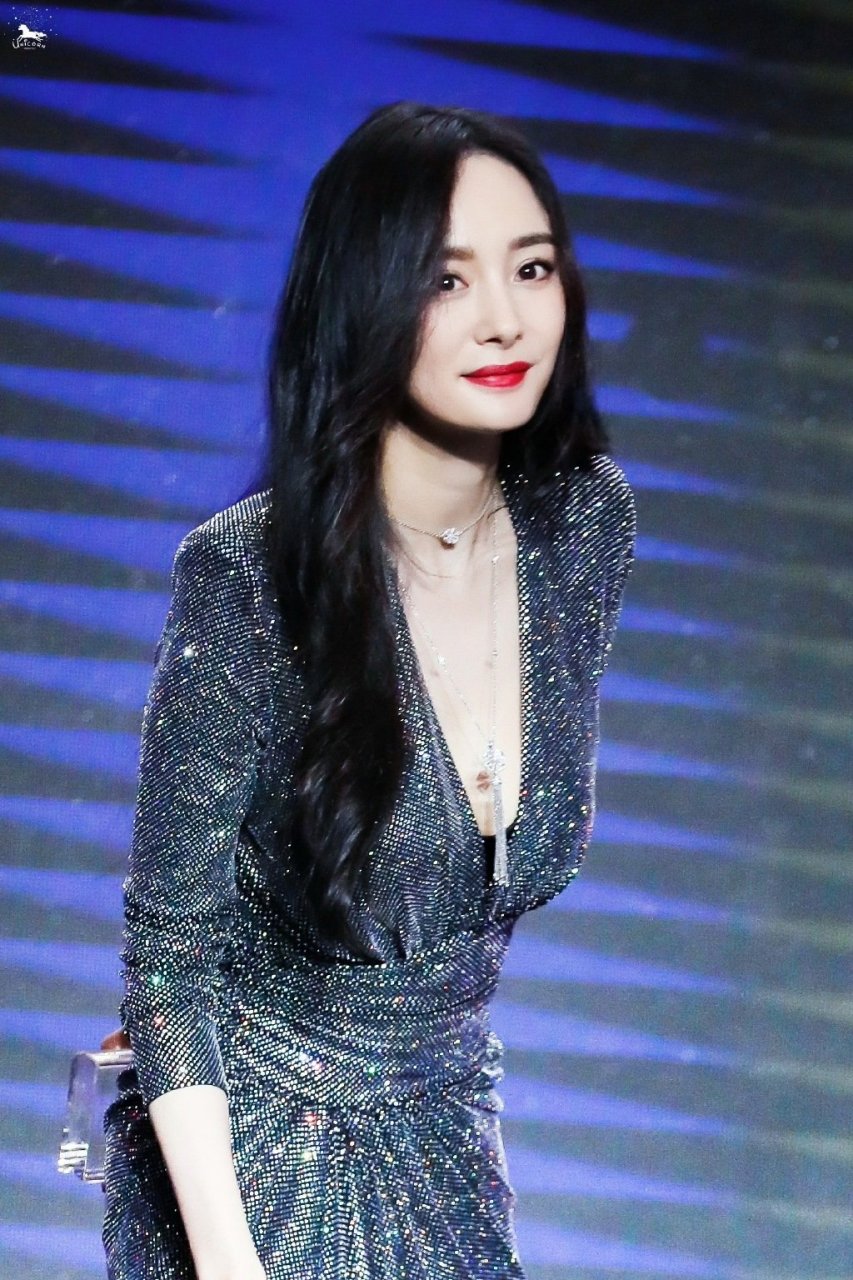 杨幂走路带风