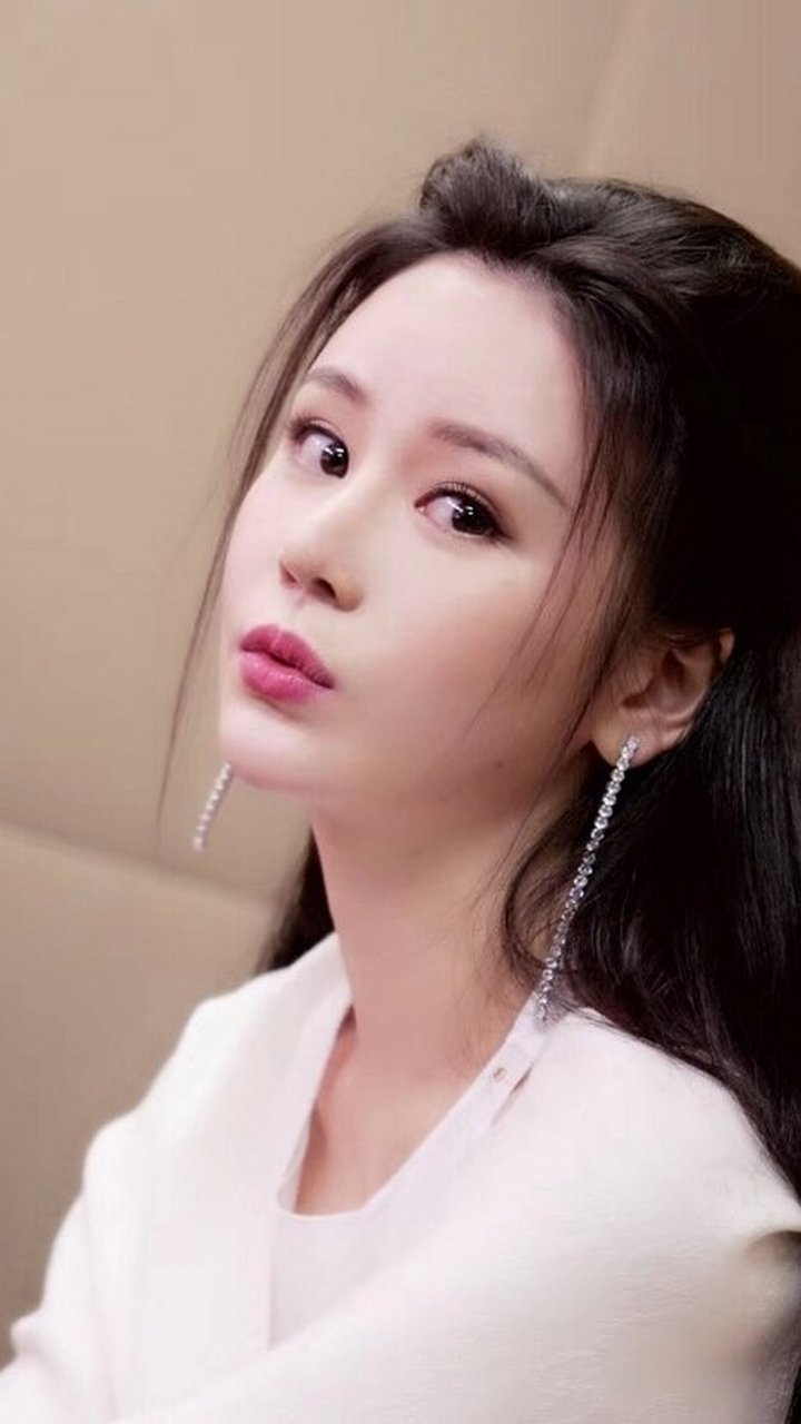 邱意浓精美壁纸:人前性感,人后软萌