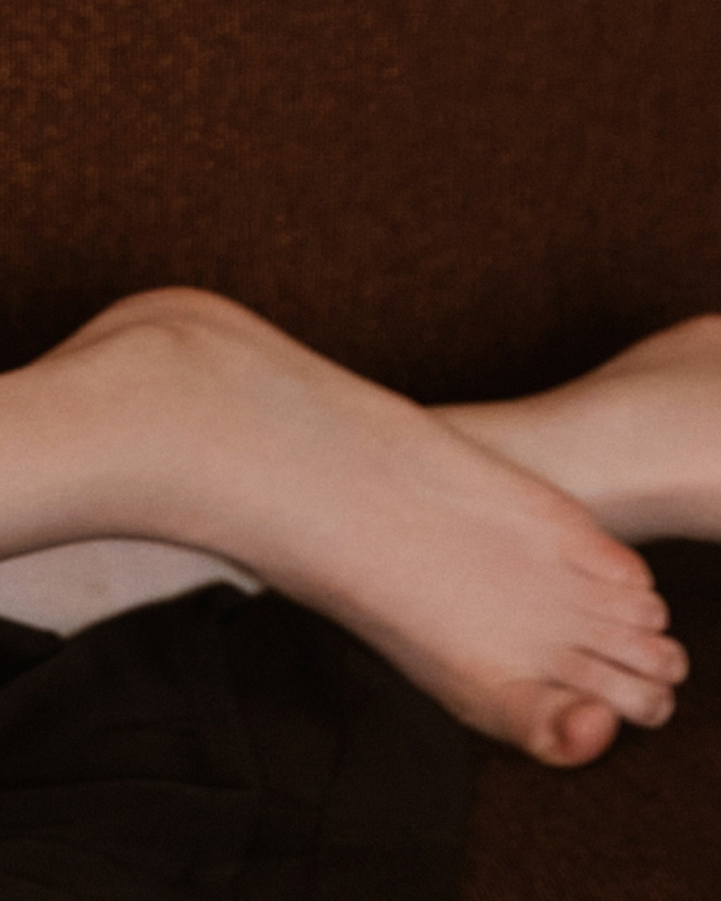 宋轶:光脚,黑色厚底一字带高跟凉鞋