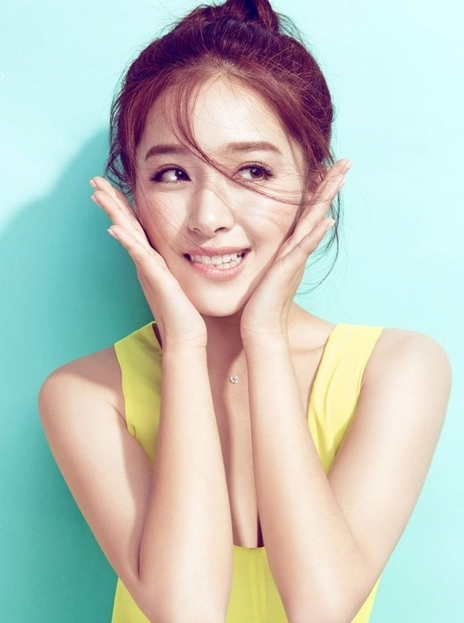 丸子头黄裙氧气美女阚清子表情卖萌清纯又可爱