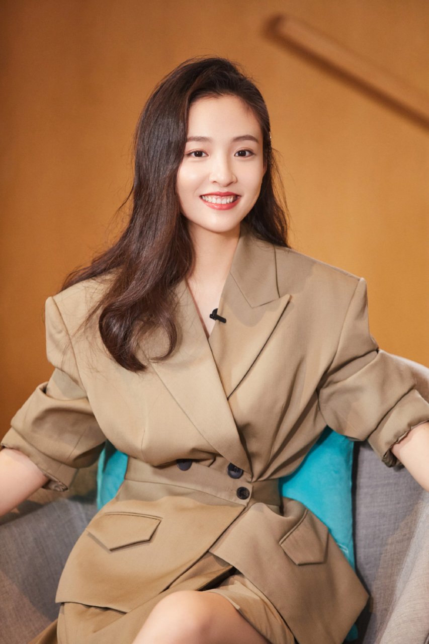 吴倩近期时尚穿搭组图