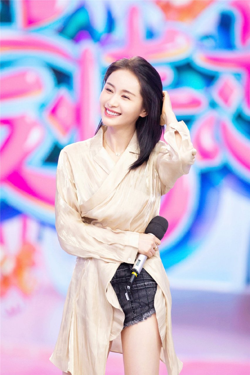 王子文《快乐大本营》全新造型,灿烂笑颜,长发魅力,美貌营业