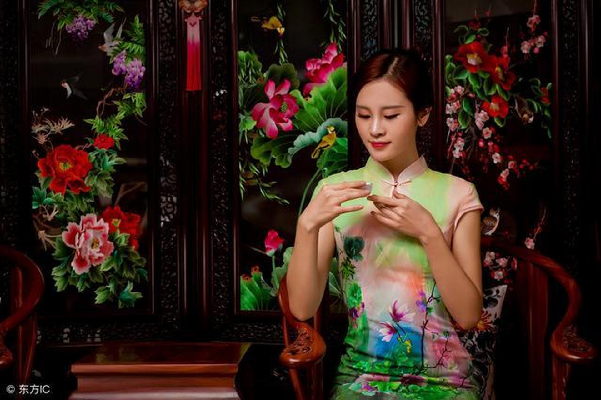 iu李知恩穿旗袍走红毯,一身白清新脱俗,美得惊艳