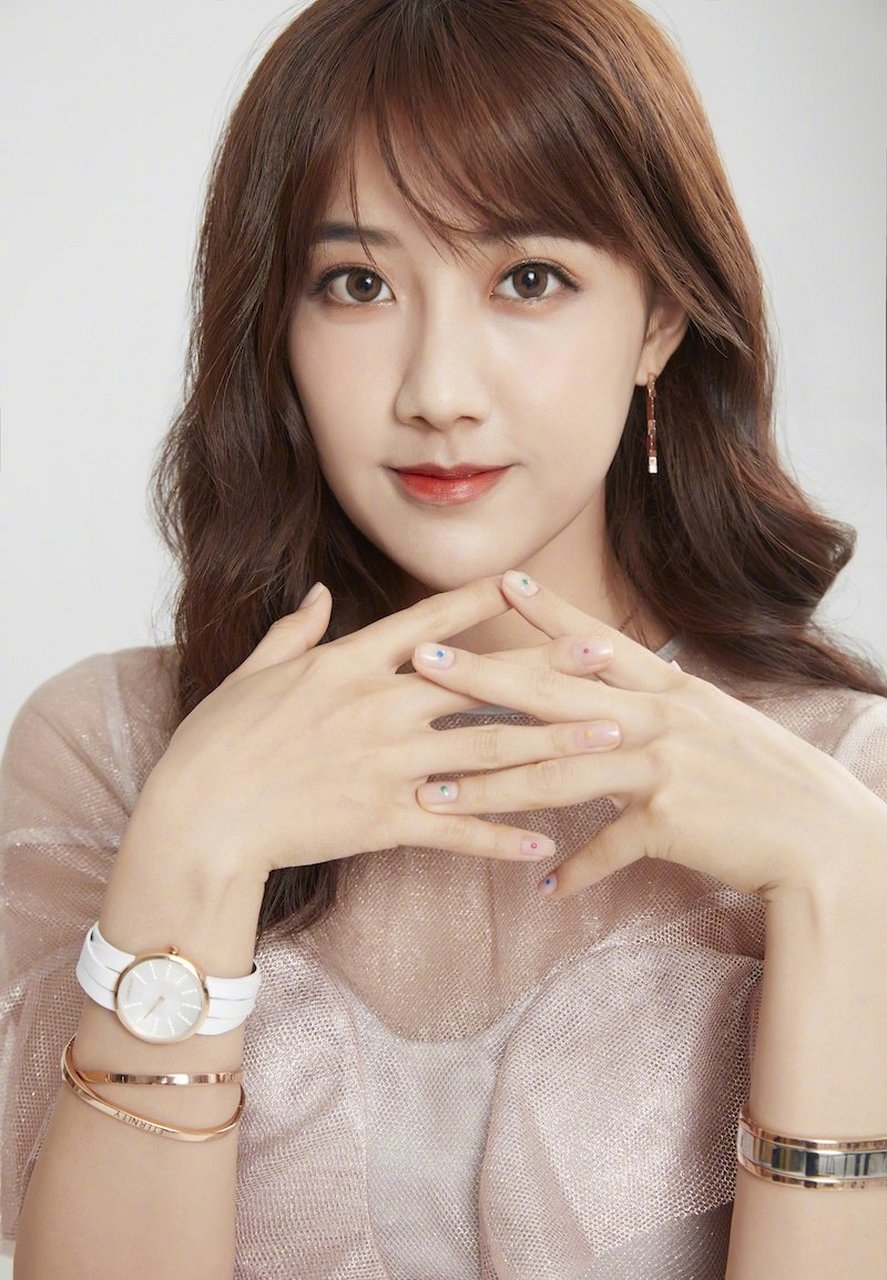 李艺彤优雅靓丽写真