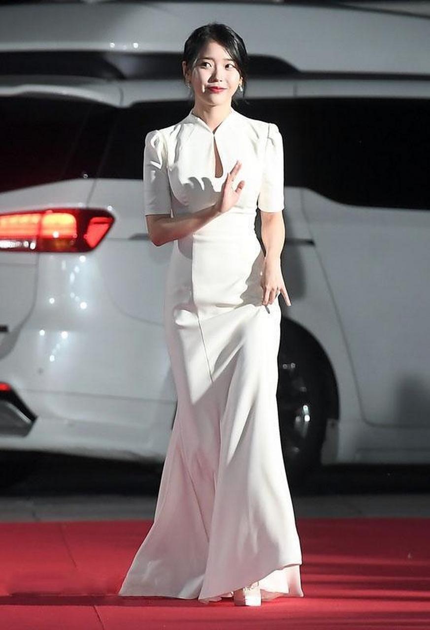 iu李知恩穿旗袍走红毯,一身白清新脱俗,美得惊艳
