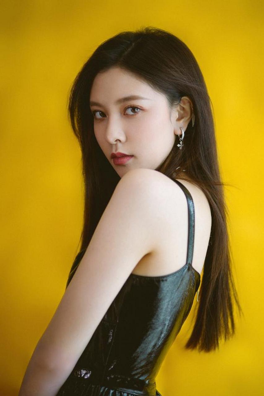 宋妍霏吊带裙 马丁靴,帅气优雅