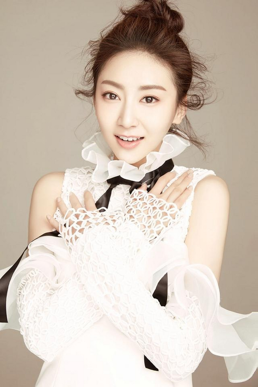 赵艺封面大片清新感性笑容温婉动人