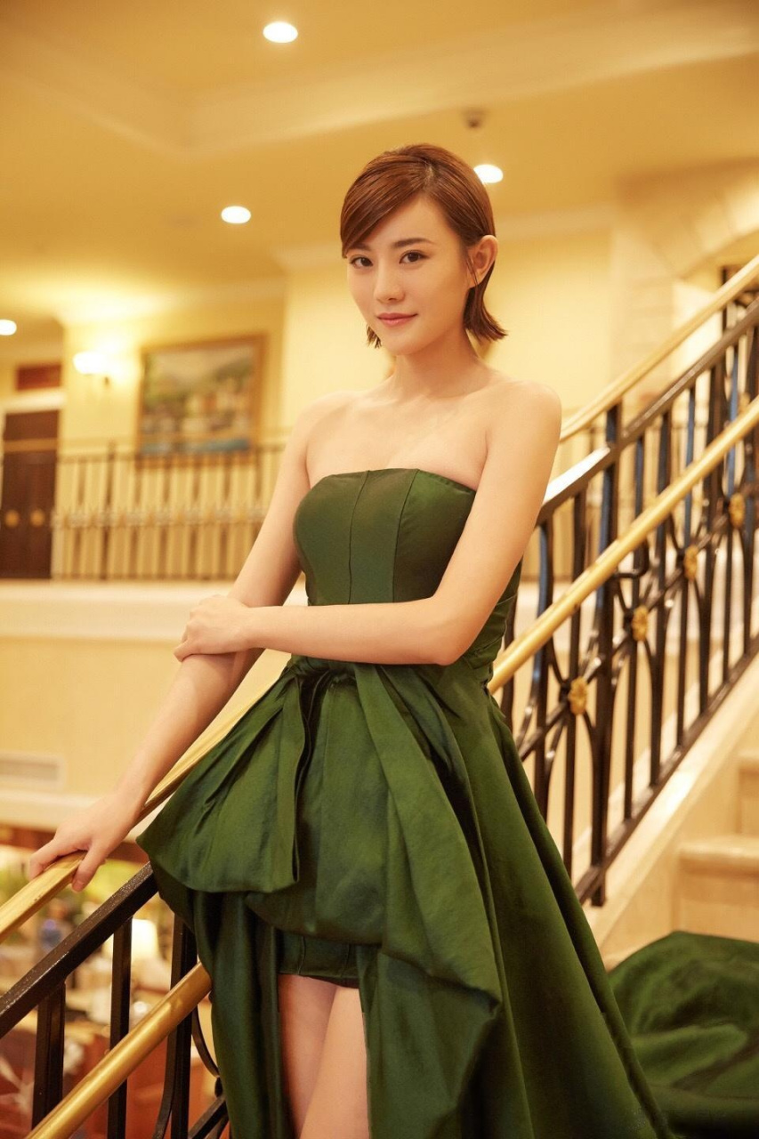 牟星年度最具突破表演女演员奖现场图片抹胸长裙显性感动人