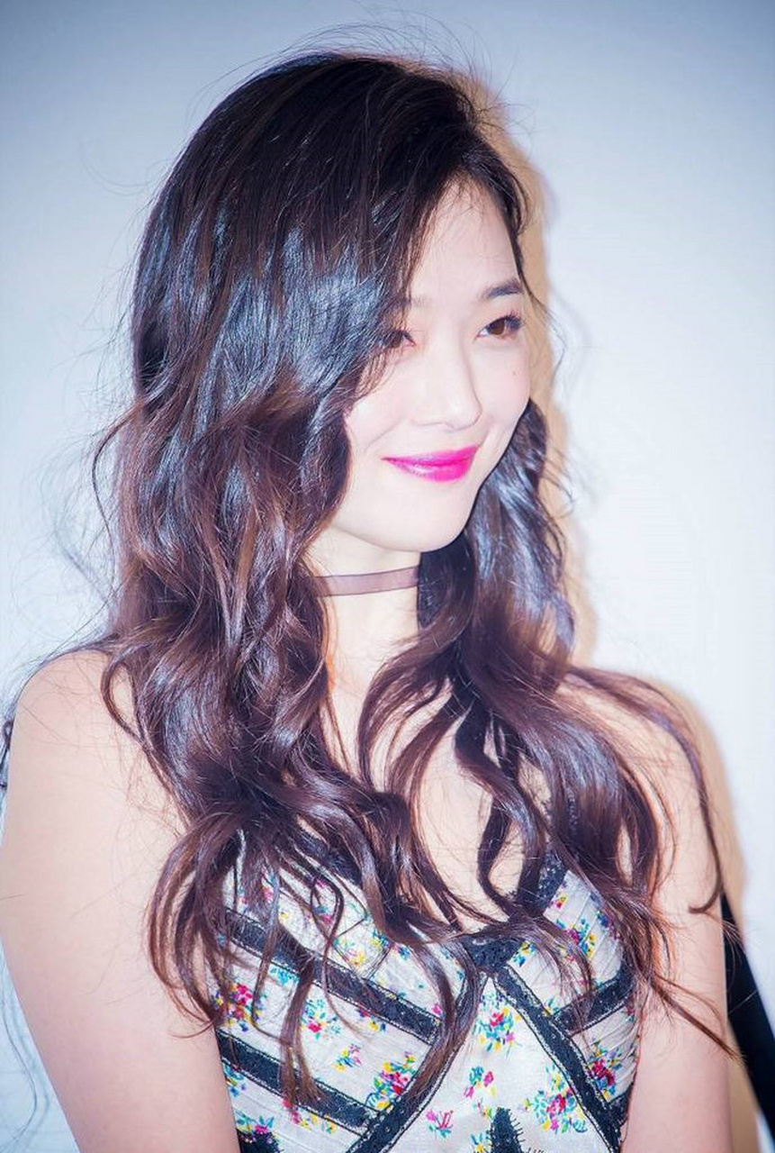 南韩颜值界担当崔雪莉出席活动笑靥如画妆容精致