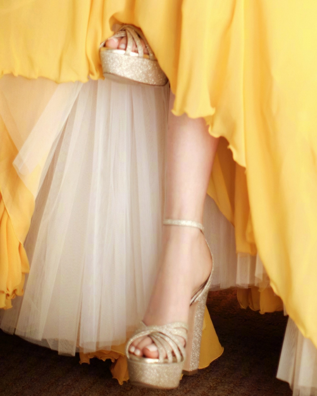 毛晓彤:金色厚底一字带鱼嘴高跟凉鞋