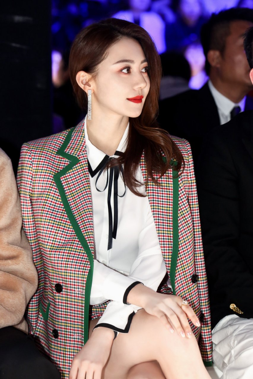 黄梦莹活动造型,格纹西装清新飒美
