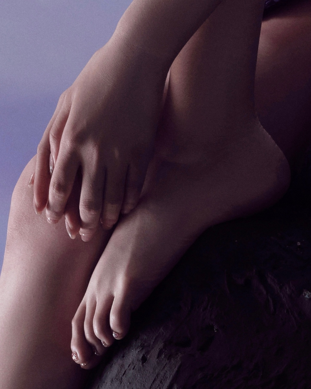 杨超越:光脚,黑色尖头高跟鞋