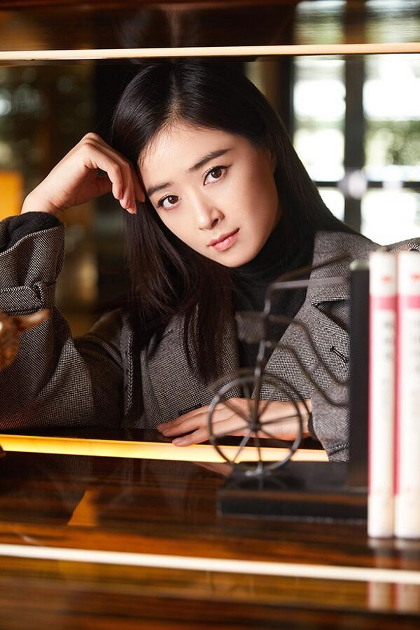 蒋欣新写真曝光,气质优雅玩转知性风