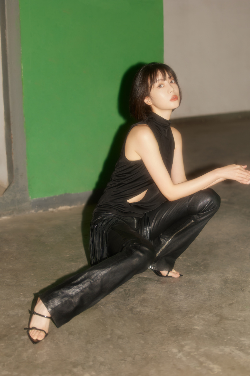 李溪芮:黑色三绑带高跟凉鞋