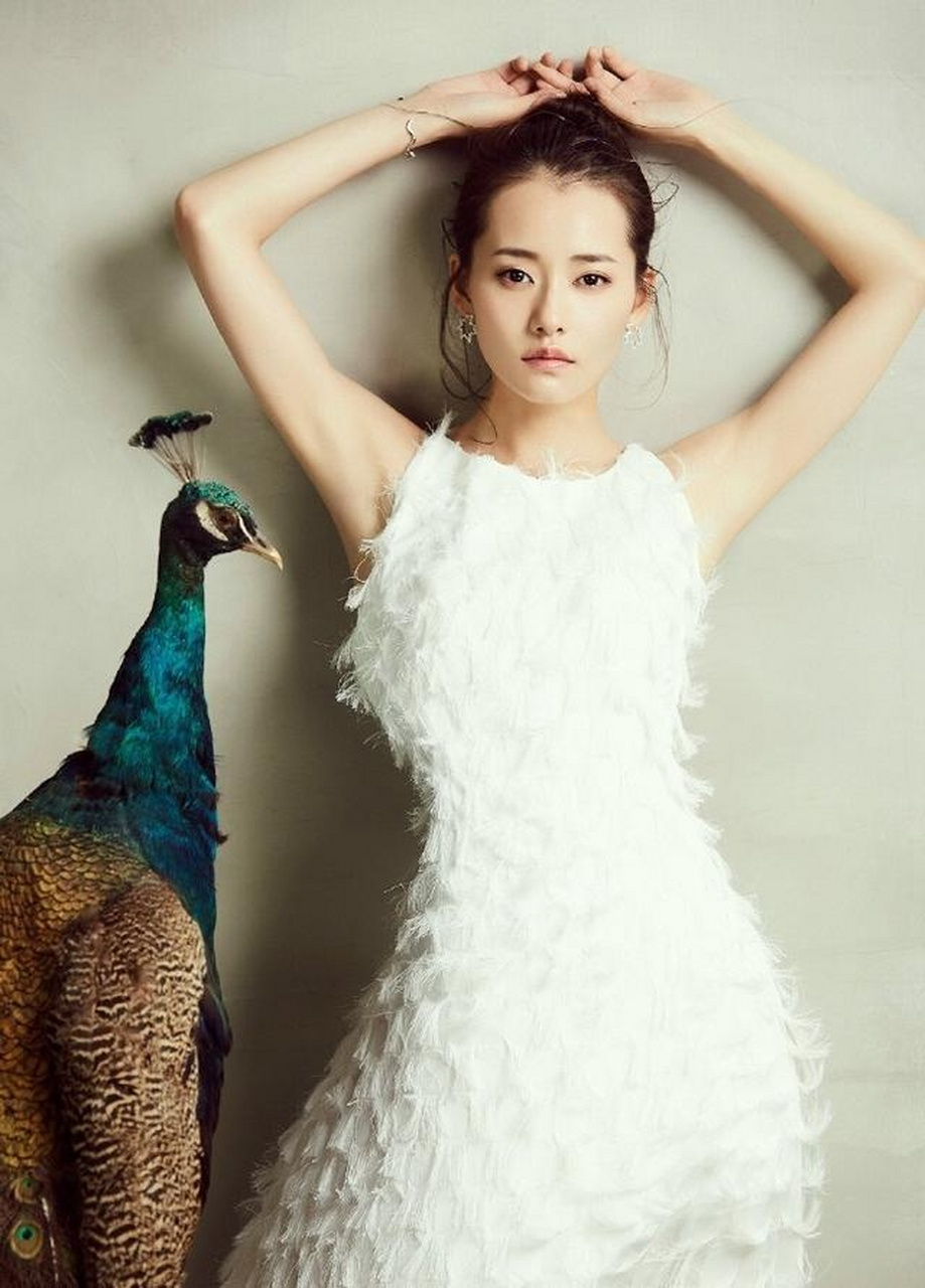 柴碧云变孔雀精灵,白色羽毛流苏裙仙气飘飘,笑起来太有感染力了