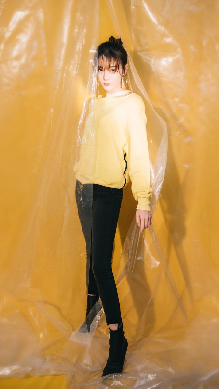 迪丽热巴黄色卫衣空气刘海丸子头图片