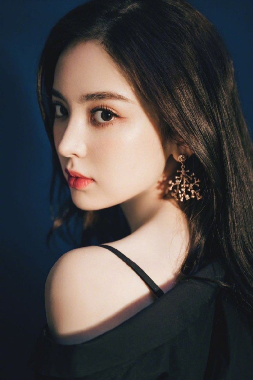 古力娜扎香肩锁骨唯美画报