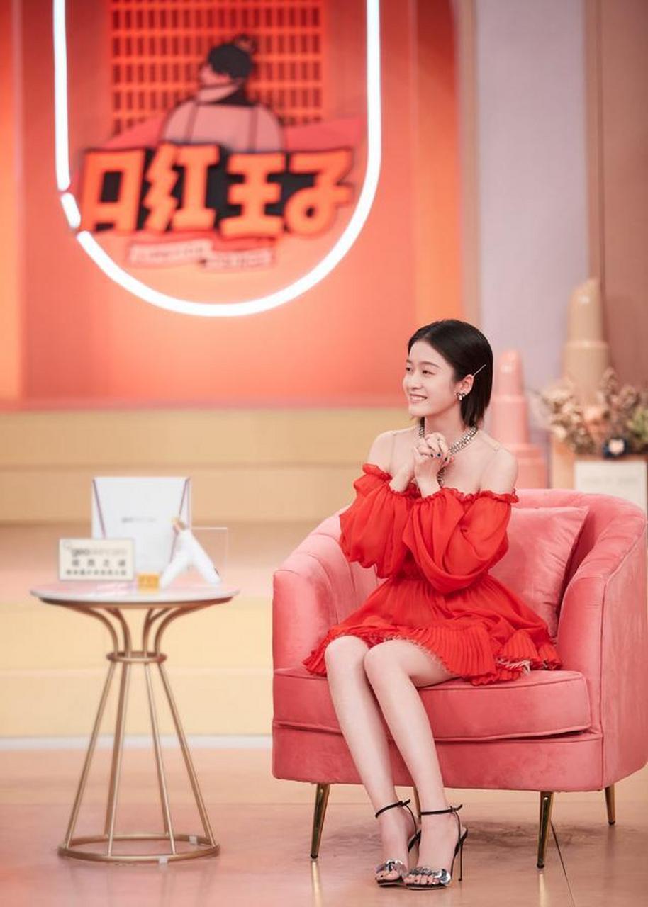 张雪迎红色连衣短裙,明艳动人