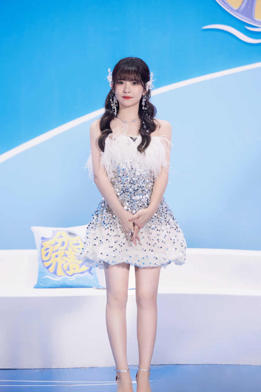 赖美云:银色一字带包后跟高跟凉鞋