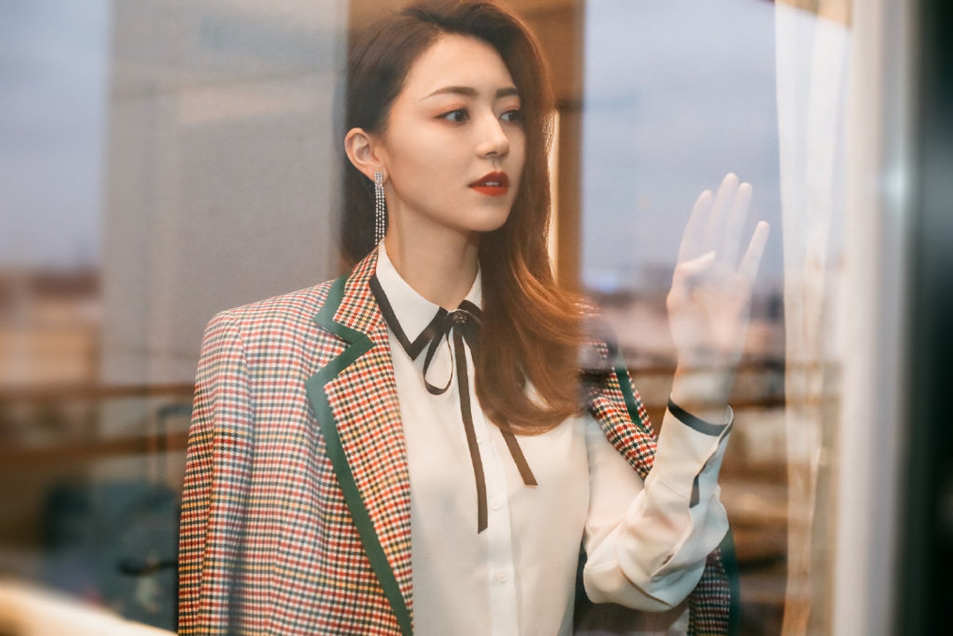 黄梦莹活动造型,格纹西装清新飒美