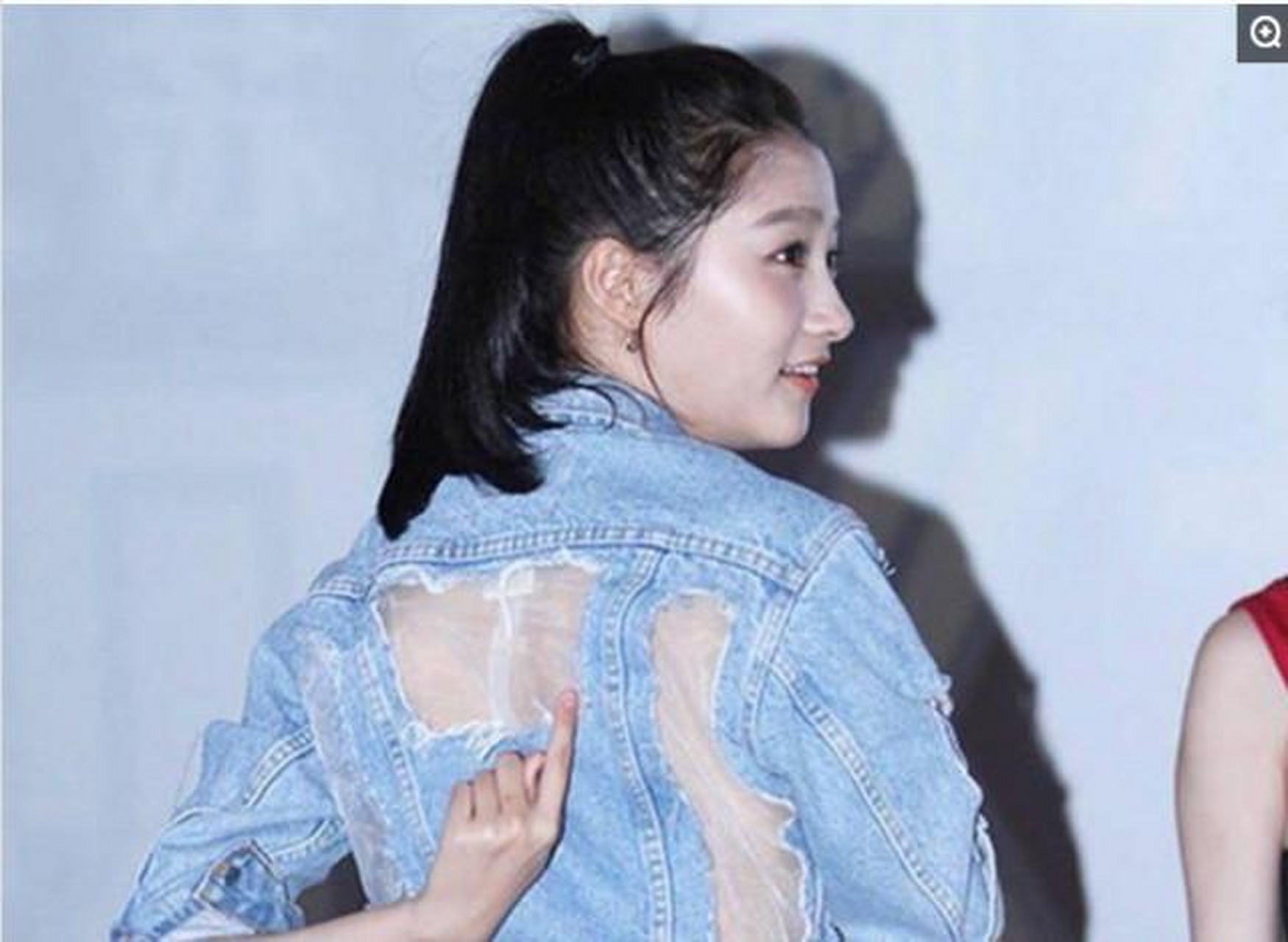 关晓彤镂空牛仔装超性感出席活动心情大好笑容足