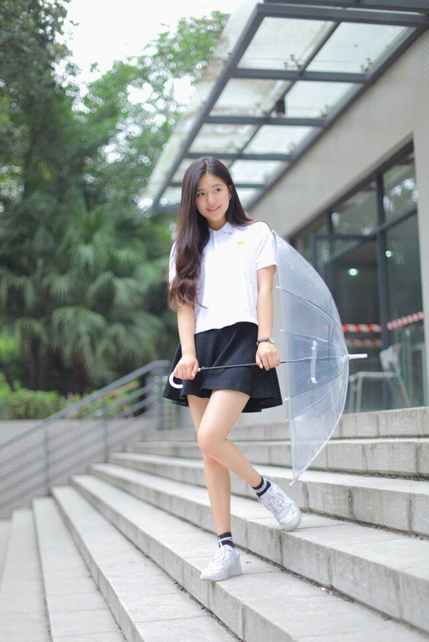 赵露思白色t恤校服清纯可爱早期写真图片