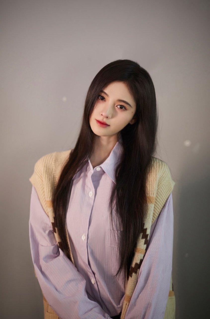 鞠婧祎录制节目唯美花絮照