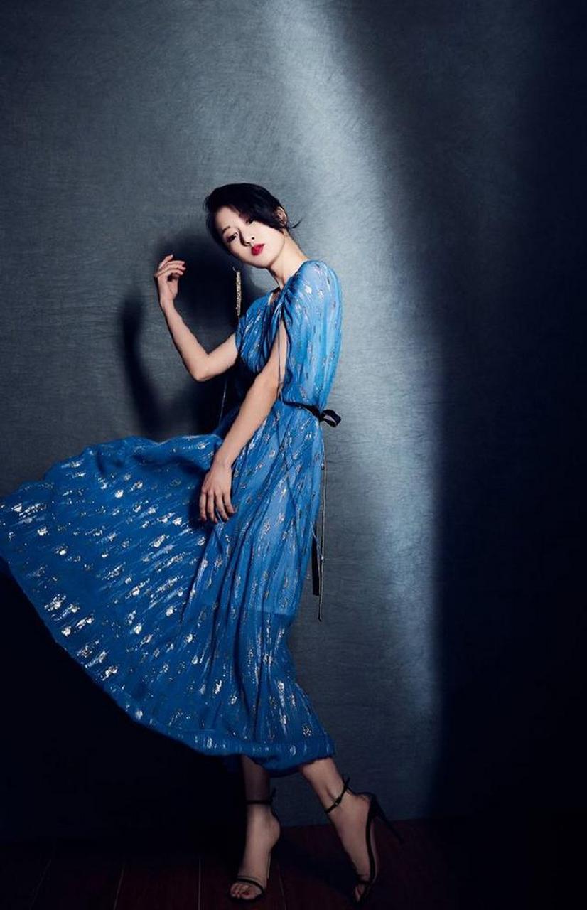 李念蓝色优雅长裙