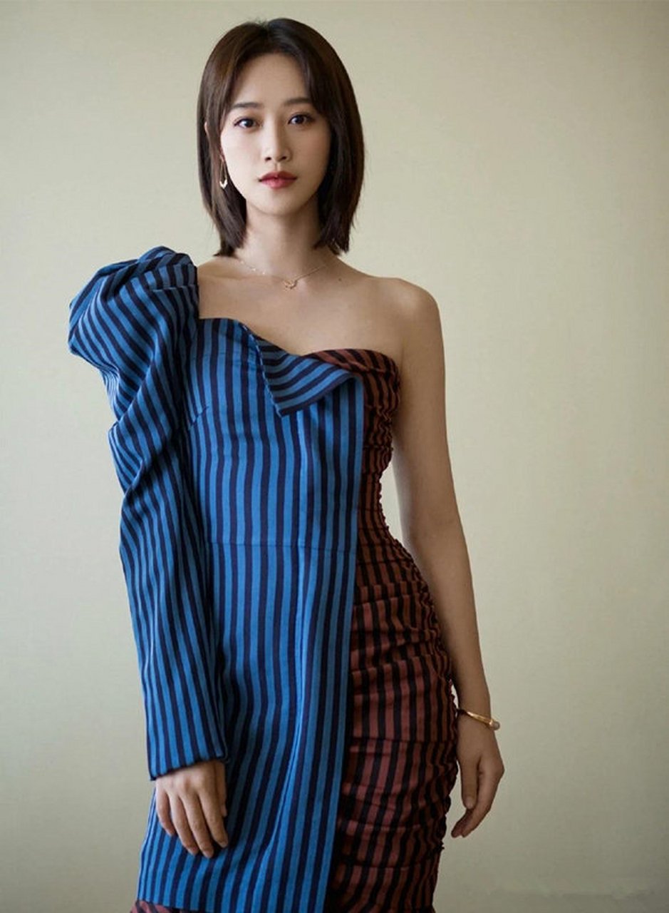 蓝盈莹lyric露肩撞色鱼尾裙时尚优雅.大胆运用撞色设计,状态满分