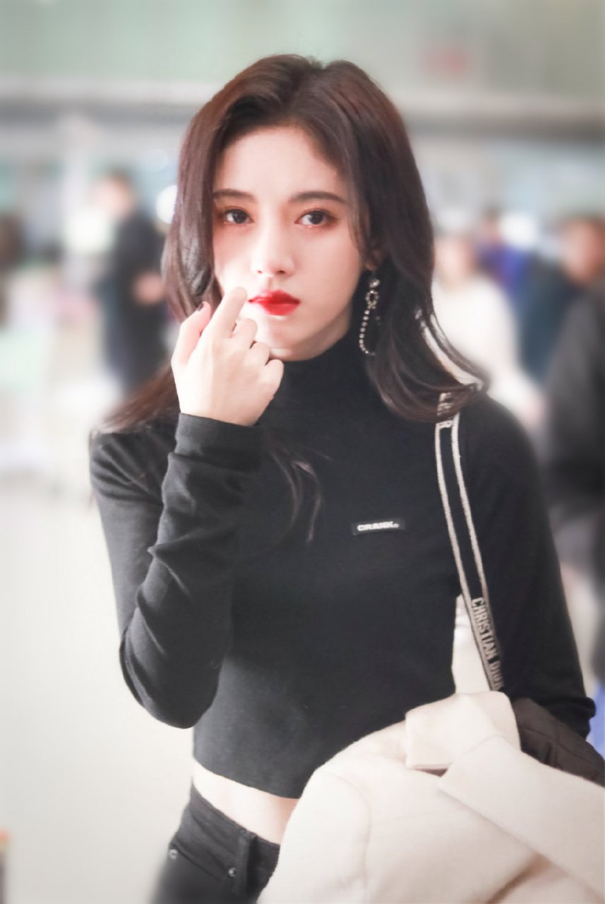 鞠婧祎机场私服,身穿白色廓形西装搭配黑色露脐打底衫,她的腰围我酸了