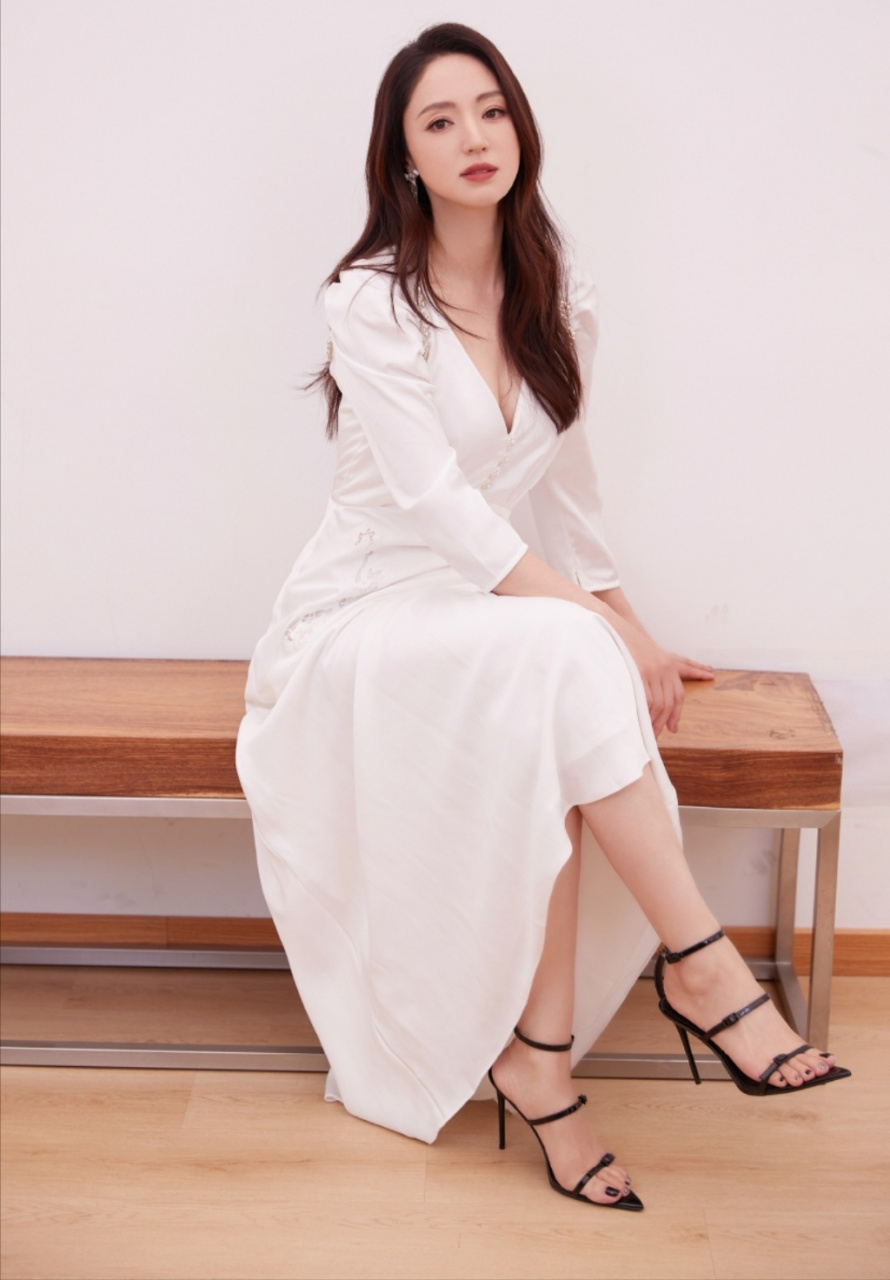 董璇:黑色三绑带高跟凉鞋