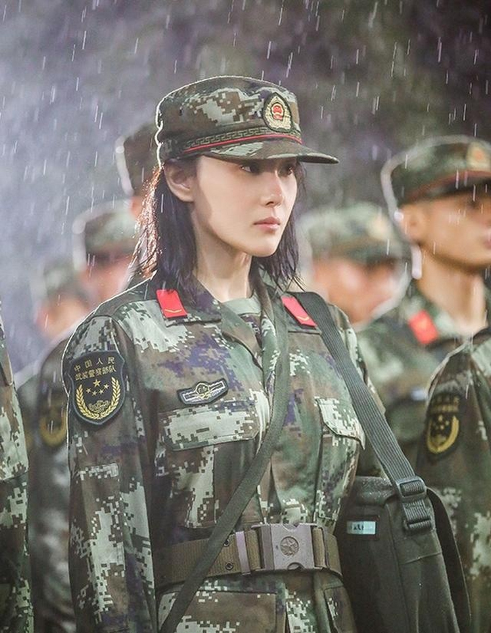 《奇犬》张馨予剧照穿军装尽显女兵风范