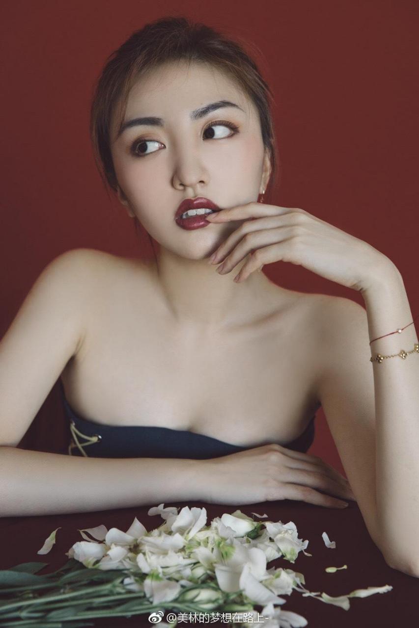 陈美林清凉八月性感写真朱唇秀美动人