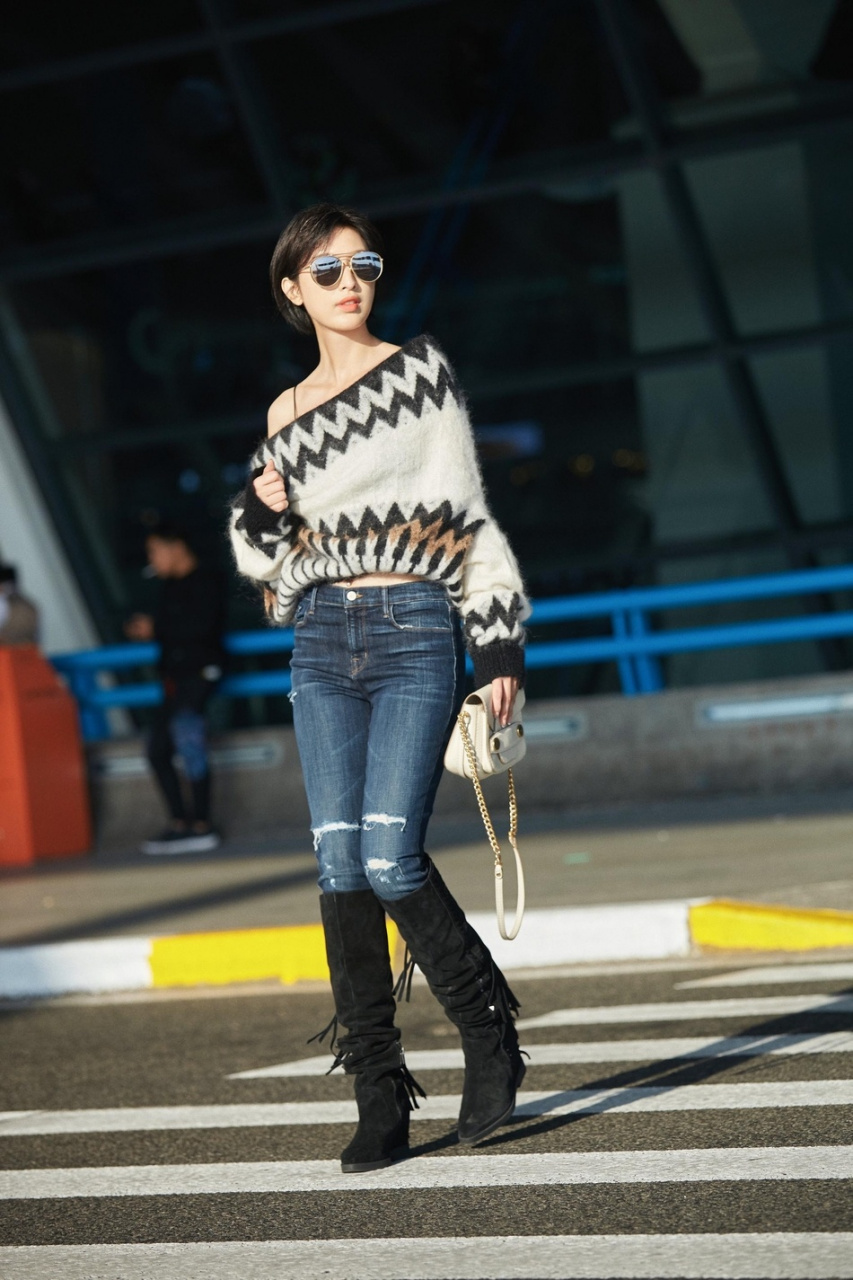 张俪引领深秋潮流范儿最新街拍毛衣倒着穿