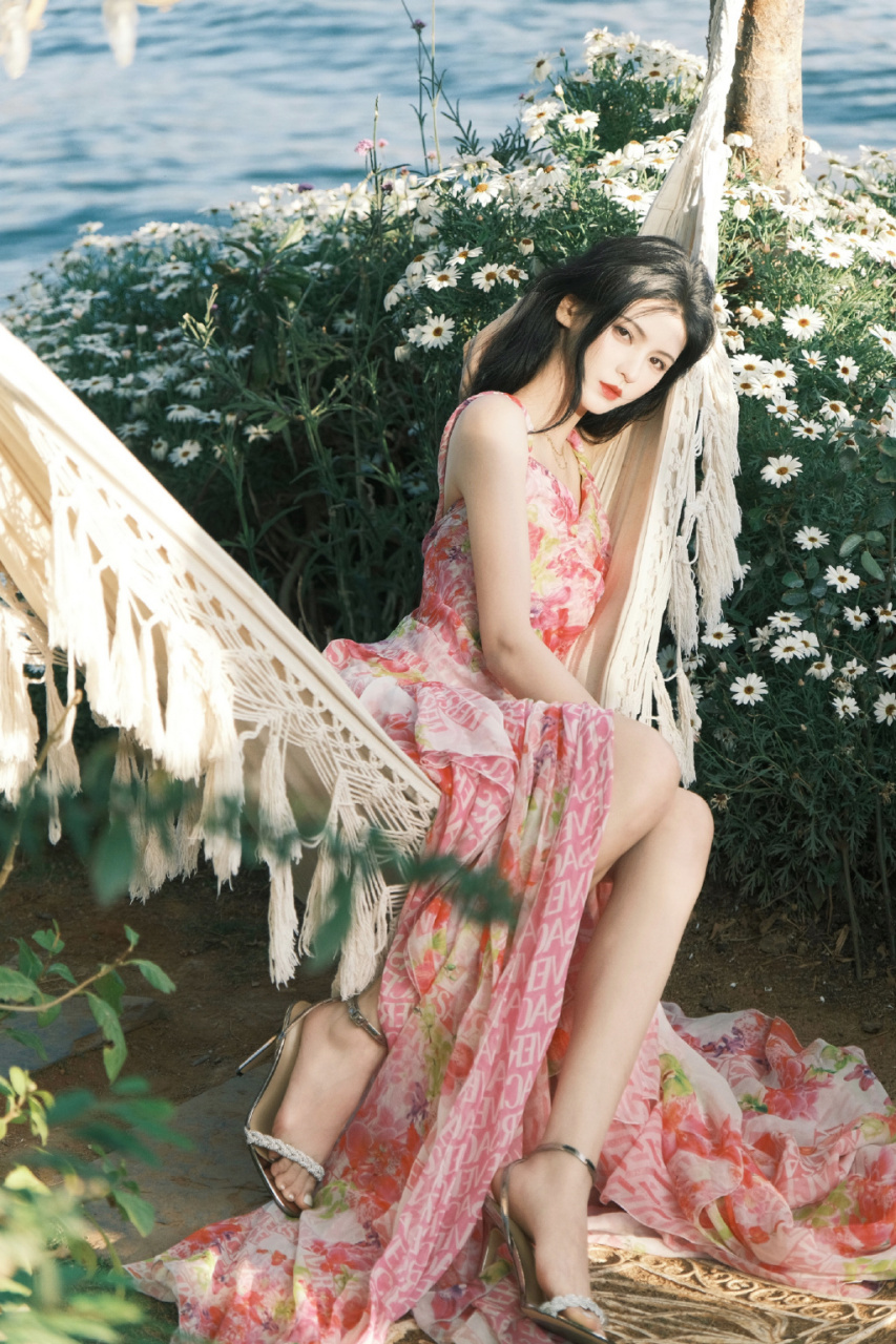 张予曦:银色麻花一字带高跟凉鞋