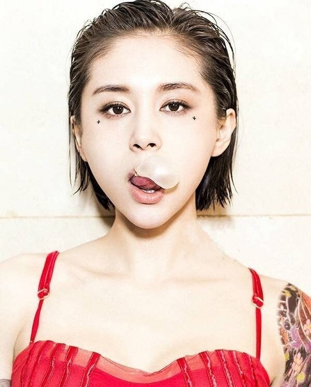 组图王子文男人装古灵精怪纹身坏女人角色你怎么看