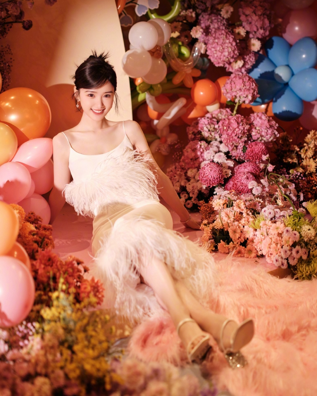 毛晓彤:白色双一字带粗跟高跟凉鞋