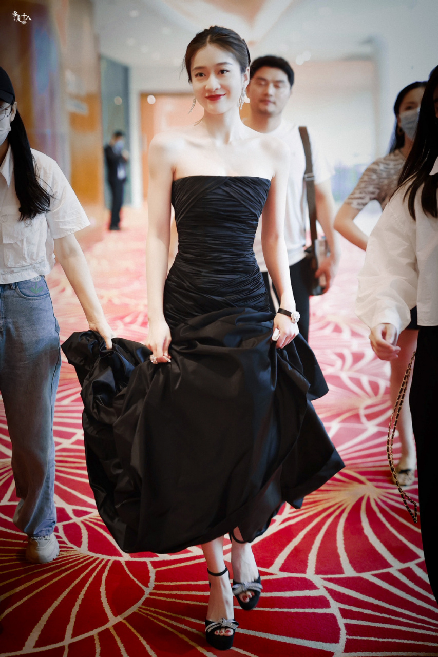 张雪迎:黑色厚底蝴蝶结一字带高跟凉鞋