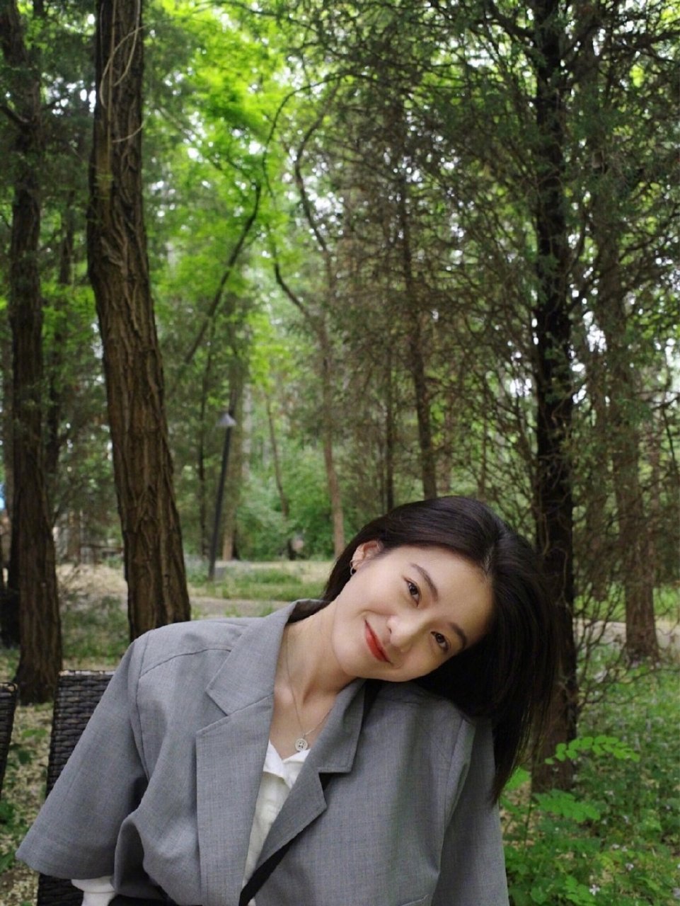 张雪迎私服照更新,身穿灰色短袖西装外套,简约高级又时尚