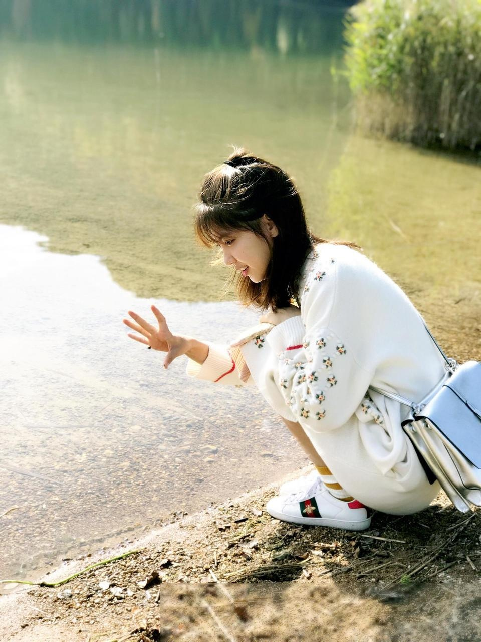 李梦颖假日户外河边写真