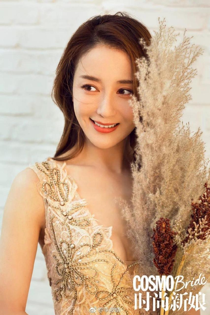 李依晓纯色婚纱照演绎最美新娘