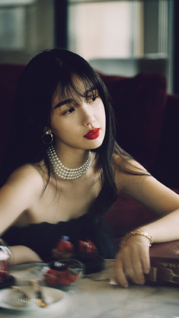 虞书欣复古港风唯美写真