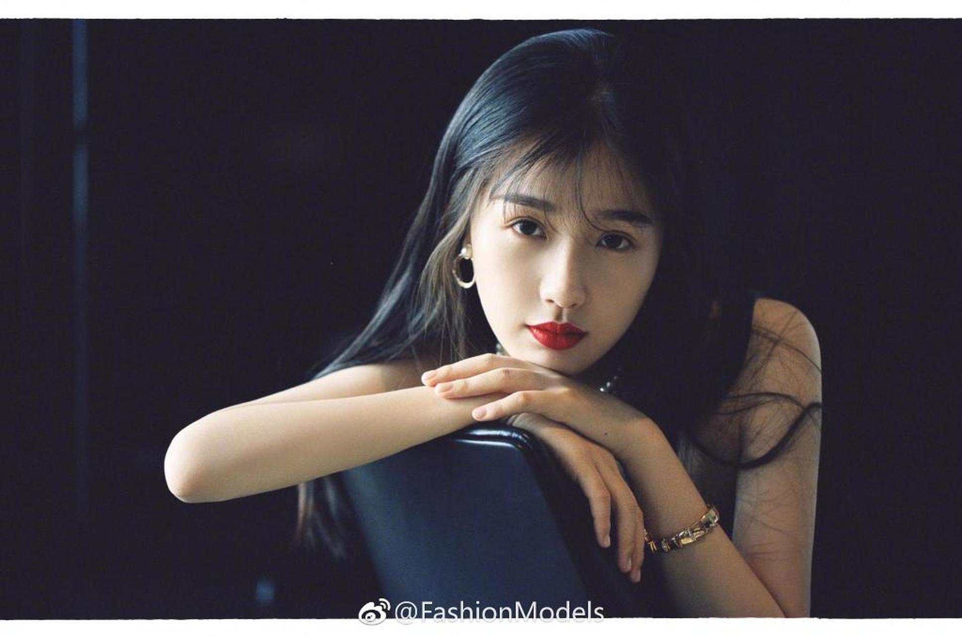 虞书欣的最新胶片写真,以简单的小黑裙混搭珍珠饰品,诠释复古港风