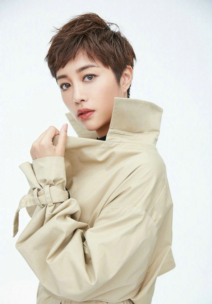 实力派演员张龄心短发个性写真