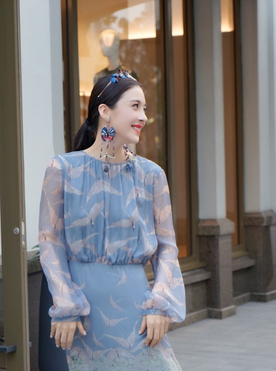 赵韩樱子长相甜美日常穿衣百配清新靓丽写真