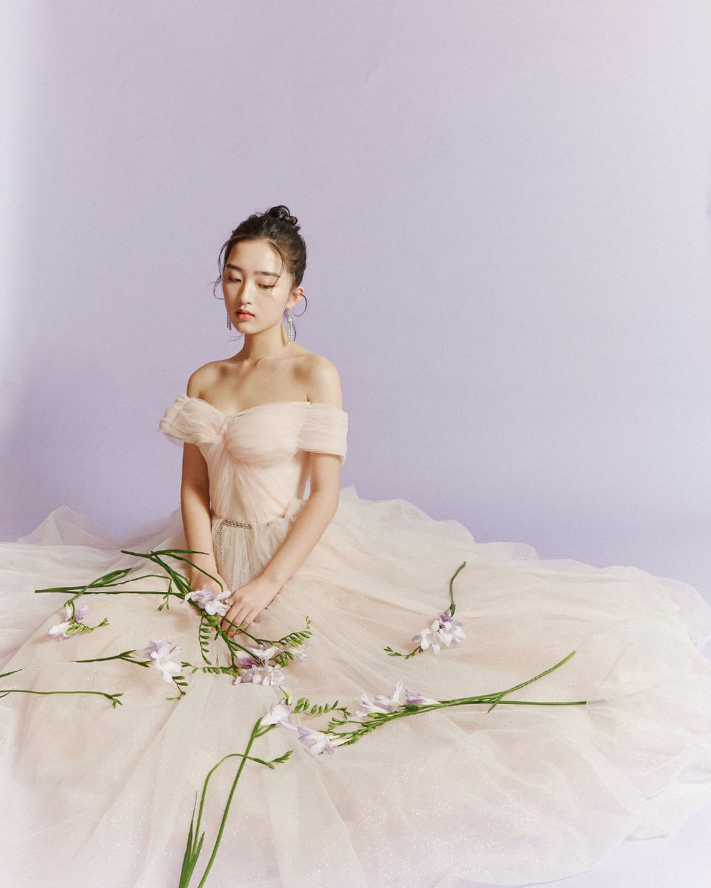 邓恩熙,一袭粉裙剪裁出的耀目光彩,灵动少女优雅亮眼