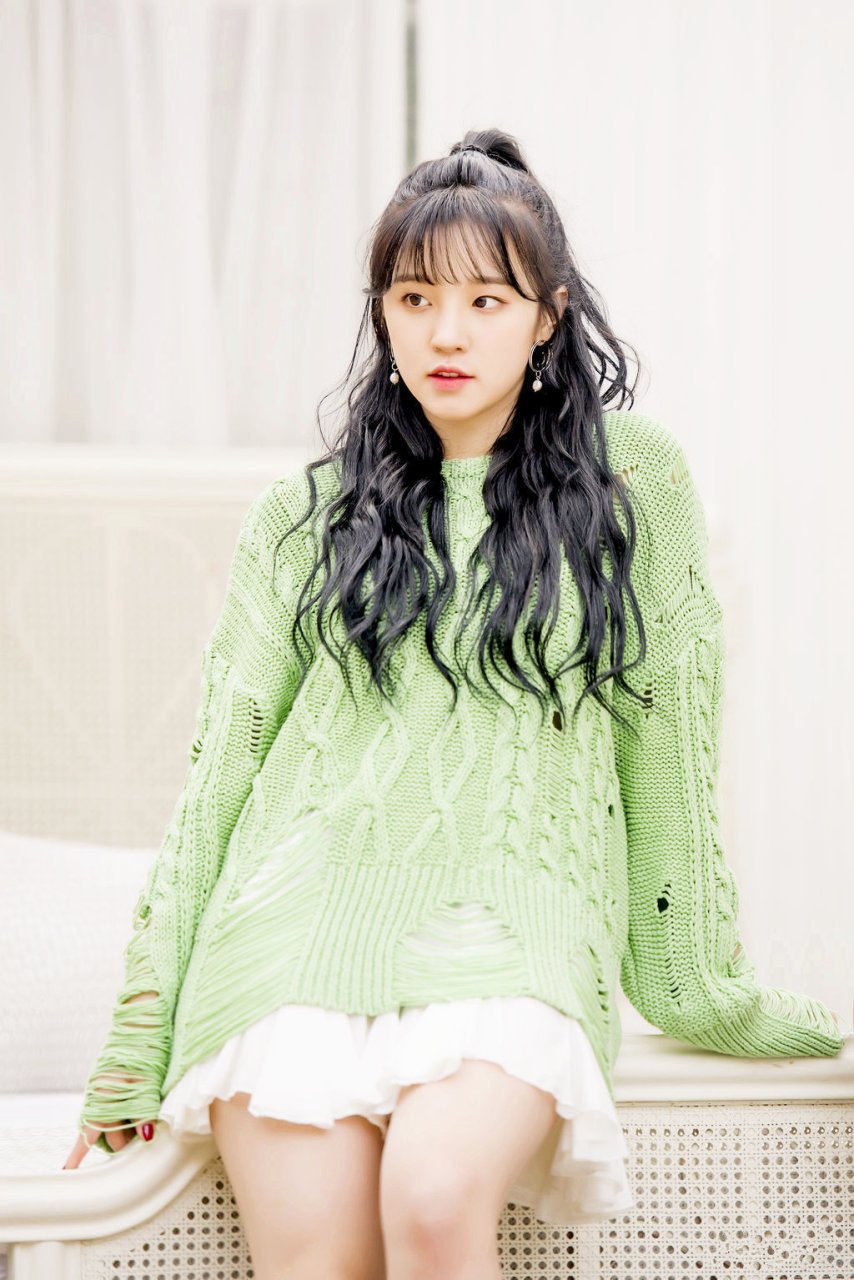 宋雨琦春日清新私服穿,绿毛衣屏显甜美
