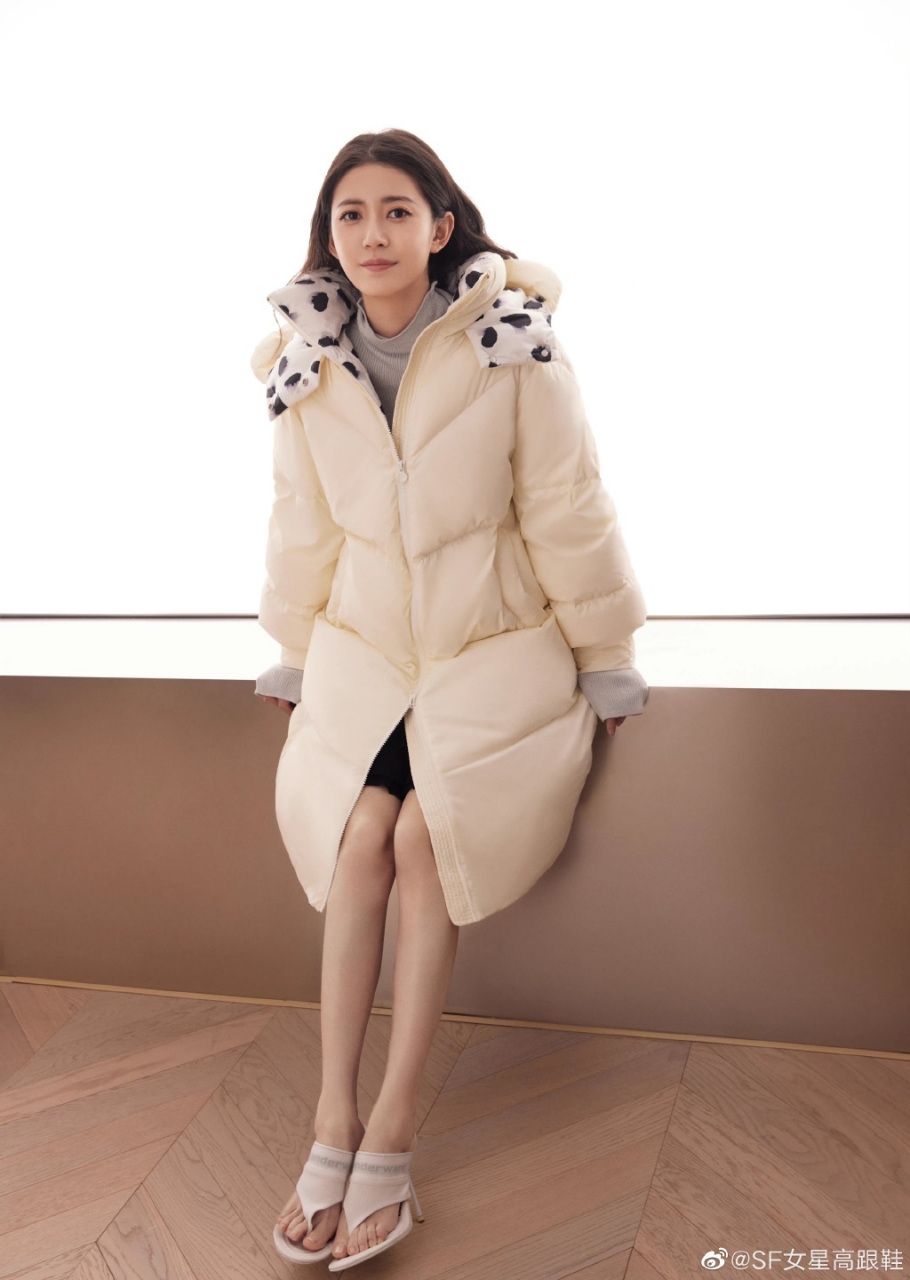 陈钰琪:光脚,米色夹趾高跟凉鞋